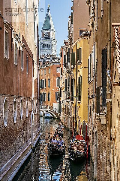 Enger Kanal mit Gondel  Blick auf den Glockenturm Campanile di San Marco  Venedig  Venetien  Italien  Europa