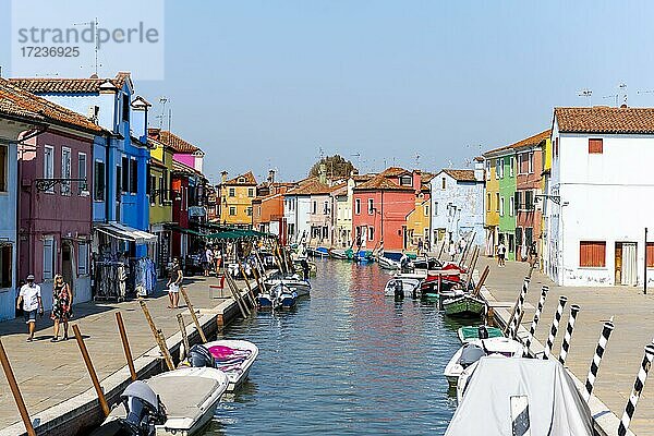 Kanal mit Booten  Bunte Häuser  Farbenprächtige Fassade  Insel Burano  Venedig  Venetien  Italien  Europa