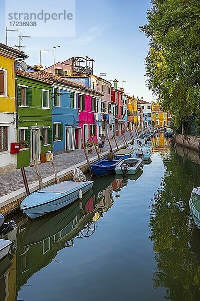 Kanal mit Booten  Bunte Häuser  Farbenprächtige Fassaden  Insel Burano  Venedig  Venetien  Italien  Europa