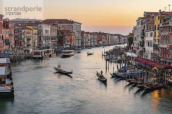 Abendstimmung  Gondeln am Canal Grande an der Rialto Brücke  Venedig  Region Venetien  Italien  Europa