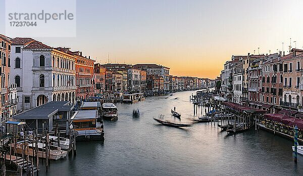 Abendstimmung  Gondeln am Canal Grande an der Rialto Brücke  Venedig  Region Venetien  Italien  Europa