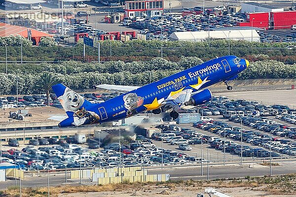 Ein Airbus A320 der Eurowings mit dem Kennzeichen D-ABDQ und der Sonderbemalung Europa Park startet vom Flughafen in Palma de Mallorca  Spanien  Europa