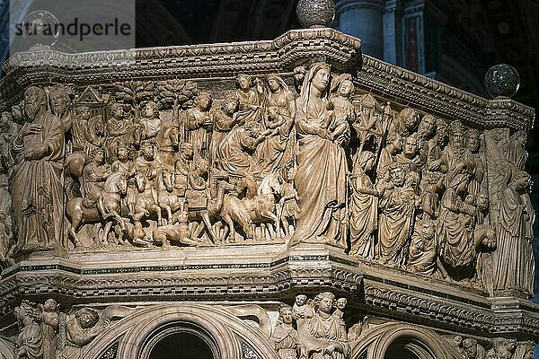 Anbetung der Könige und Flucht nach Ägypten  Detail Marmorkanzel  1266-68  Bildhauer Nicola Pisano  Dom von Siena  Duomo Santa Maria Assunta  Siena  Toskana  Italien  Europa