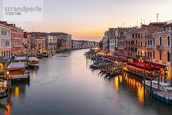 Abendstimmung am Canal Grande an der Rialto Brücke  Venedig  Region Venetien  Italien  Europa