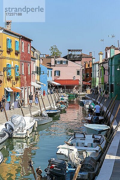 Kanal mit Booten  Bunte Häuser  Farbenprächtige Fassade  Insel Burano  Venedig  Venetien  Italien  Europa