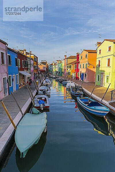 Kanal mit Booten  Bunte Häuser  Farbenprächtige Fassade  Insel Burano  Venedig  Venetien  Italien  Europa