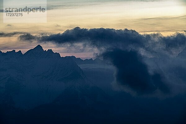 Dolomitengipfel mit dramatischem Himmel  Zoldo Alto  Val di Zoldo  Dolomiten  Italien  Europa