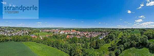 Drohnenaufnahme  Landschaftspanorama mit Stadtbild  Gochsheim  Kraichgau  Baden-Württemberg  Deutschland  Europa