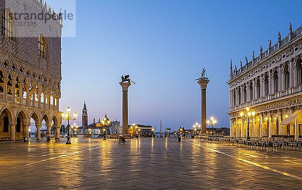 Dogenpalast bei Morgenstimmung  Markusplatz  Venedig  Venetien  Italien  Europa