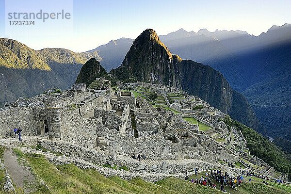 Ruinenstadt der Inka mit Berg Huayna Picchu mit ersten Sonnenstrahlen  Machu Picchu  Provinz Urubamba  Peru  Südamerika