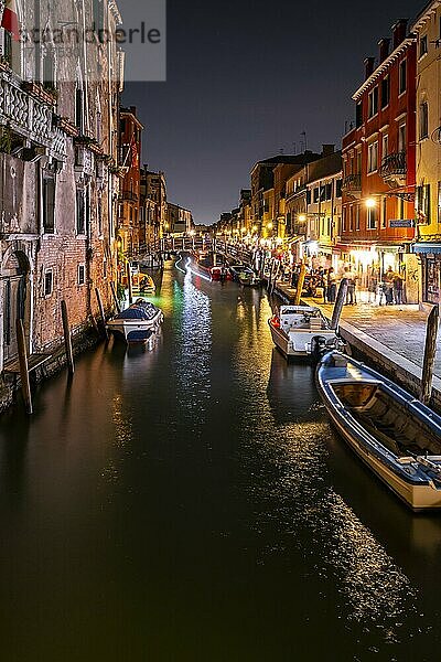 Abendstimmung  Straßenlaternen  Kanal mit Booten und historische Gebäude  Lichtspuren  Venedig  Venetien  Italien  Europa