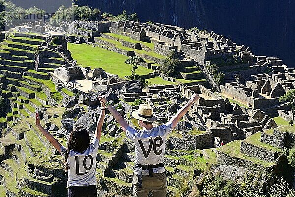 Zwei Touristen mit T-shirts mit Aufdruck Love in der Ruinenstadt der Inka  Machu Picchu  Provinz Urubamba  Peru  Südamerika