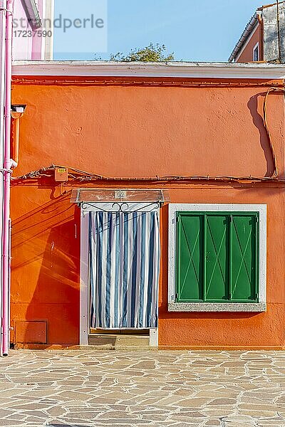 Orangenes Haus  farbenprächtige Fassade  Insel Burano  Venedig  Venetien  Italien  Europa