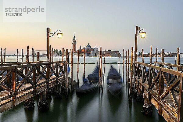 Bootssteg mit venezianischen Gondeln  hinten Kirche San Giorgio Maggiore  Langzeitbelichtung  Morgendämmerung  Venedig  Venetien  Italien  Europa