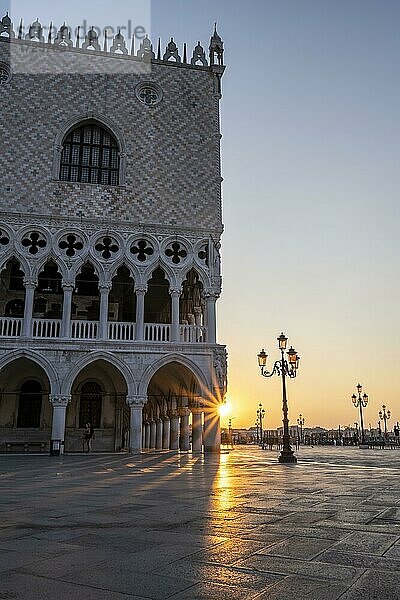 Dogenpalast bei Sonnenaufgang  Markusplatz  Venedig  Venetien  Italien  Europa