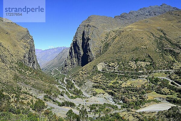 Kurvige Straße auf der Strecke nach Machu Picchu  Ruta 28B  Provinz Urubamba  Peru  Südamerika