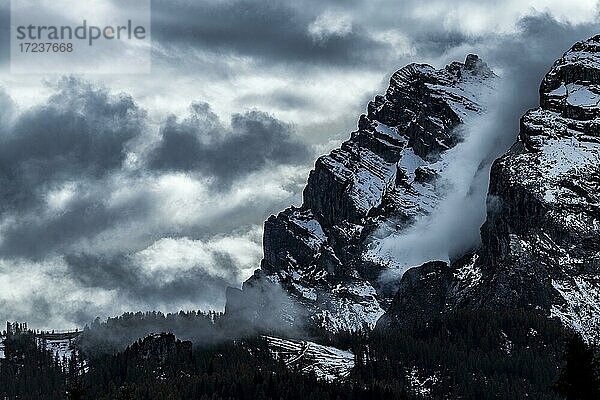 Verschneiter Gipfel der Civetta Gruppe  Zoldo Alto  Val di Zoldo  Dolomiten  Italien  Europa