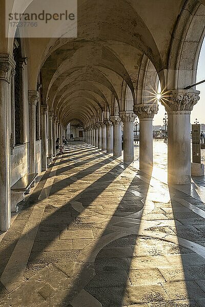 Sonne scheint in Säulengang am Dogenpalast  am Markusplatz  Venedig  Venetien  Italien  Europa