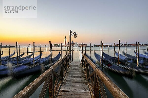 Bootsanlegestelle  Bootssteg mit venezianischen Gondeln  hinten Kirche San Giorgio Maggiore  Langzeitbelichtung  Morgendämmerung  Venedig  Venetien  Italien  Europa