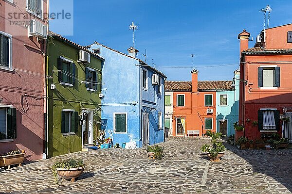Bunte Häuser  farbenprächtige Hausfassaden  Insel Burano  Venedig  Venetien  Italien  Europa