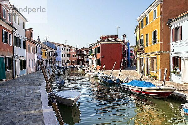 Kanal mit Booten  Bunte Häuser  Farbenprächtige Fassade  Insel Burano  Venedig  Venetien  Italien  Europa