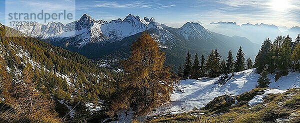 Herbstliche Landschaft mit Dolomiten Gipfeln  Zoldo Alto  Val di Zoldo  Dolomiten  Italien  Europa