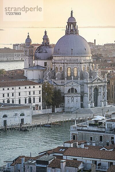 Abendstimmung  Basilica di Santa Maria della Salute  Ausblick vom Glockenturm Campanile di San Marco  Stadtansicht von Venedig  Venetien  Italien  Europa