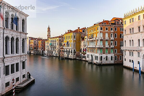 Abendstimmung am Canal Grande an der Rialto Brücke  Venedig  Region Venetien  Italien  Europa