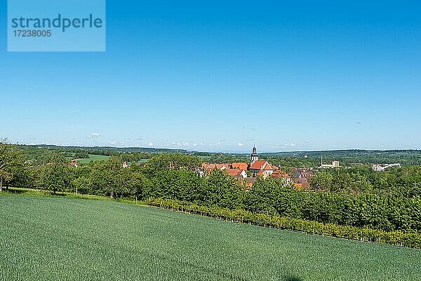 Landschaftsbild mit Stadtansicht  Gochsheim  Kraichgau  Baden-Württemberg  Deutschland  Europa