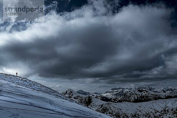 Fotograf auf Bergrücken mit dramatischem Himmel  Zoldo Alto  Val di Zoldo  Dolomiten  Italien  Europa