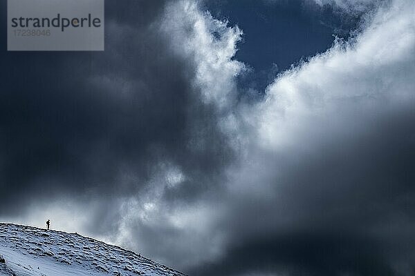 Fotograf auf Bergrücken mit dramatischem Himmel  Zoldo Alto  Val di Zoldo  Dolomiten  Italien  Europa