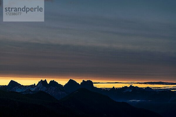 Sonnenaufgang über der Bosconero Gruppe  Zoldo Alto  Val di Zoldo  Dolomiten  Italien  Europa