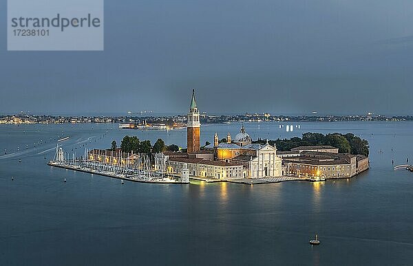 Abendstimmung  Insel Isola di San Giorgio Maggiore mit Kirche San Giorgio Maggiore  Ausblick vom Glockenturm Campanile di San Marco auf Venedig  Venedig  Venetien  Italien  Europa