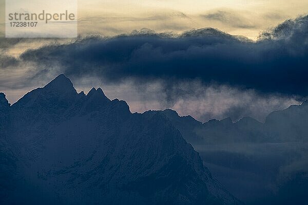Dolomitengipfel mit dramatischem Himmel  Zoldo Alto  Val di Zoldo  Dolomiten  Italien  Europa