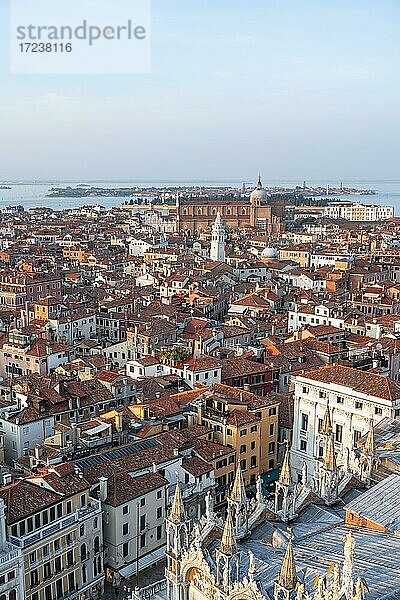Ausblick vom Glockenturm Campanile di San Marco auf zahlreiche Kirchen und Häuser von Venedig  Stadtansicht von Venedig  Venetien  Italien  Europa