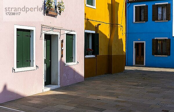 bunte Häuser  farbenprächtige Fassade  Insel Burano  Venedig  Venetien  Italien  Europa