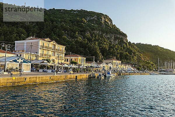 Hafen von Karlovasi bei Sonnenuntergang  Samos  Griechenland  Europa