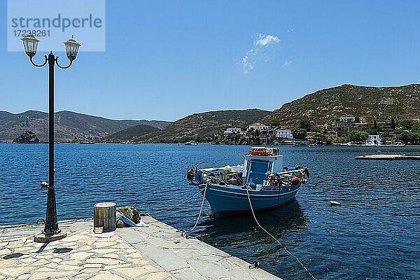 Boot in der Bucht von Grikos  Patmos  Griechenland  Europa