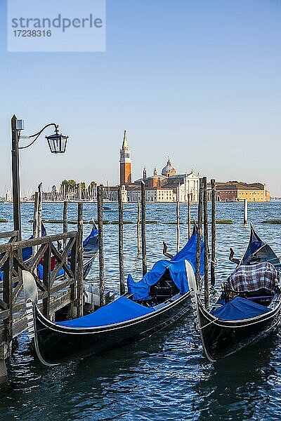 Venezianische Gondeln am Bootssteg  hinten Kirche San Giorgio Maggiore  Venedig  Venetien  Italien  Europa