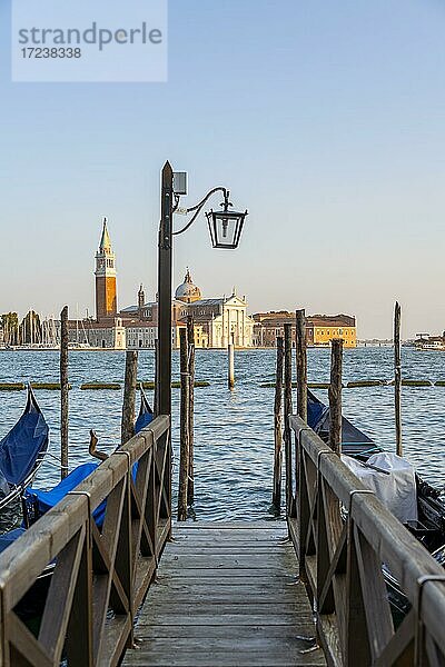 Bootssteg  venezianische Gondeln  Blick auf Kirche San Giorgio Maggiore  Venedig  Venetien  Italien  Europa