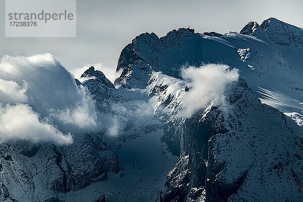 Verschneiter Gipfel der Civetta Gruppe  Zoldo Alto  Val di Zoldo  Dolomiten  Italien  Europa