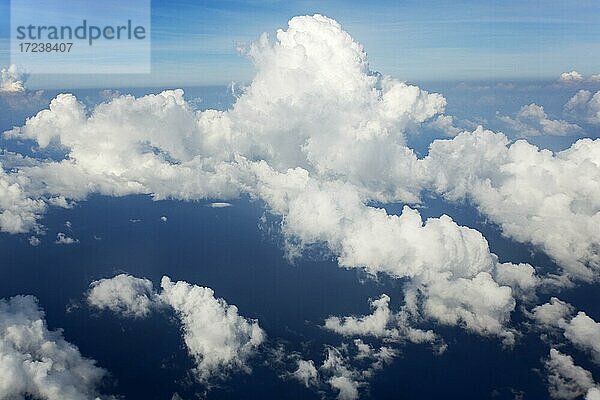 Wolken über dem Meer  Luftaufnahme  Malediven  Asien