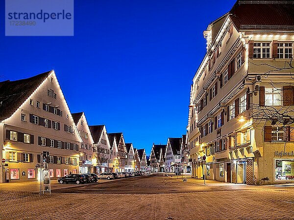 Beleuchtet Häuser am Marktplatz  Biberach  Oberschwaben  Baden-Württemberg  Deutschland  Europa
