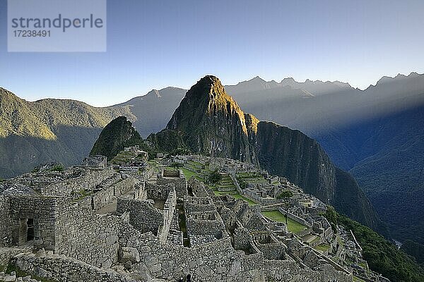 Ruinenstadt der Inka mit Berg Huayna Picchu mit ersten Sonnenstrahlen  Machu Picchu  Provinz Urubamba  Peru  Südamerika