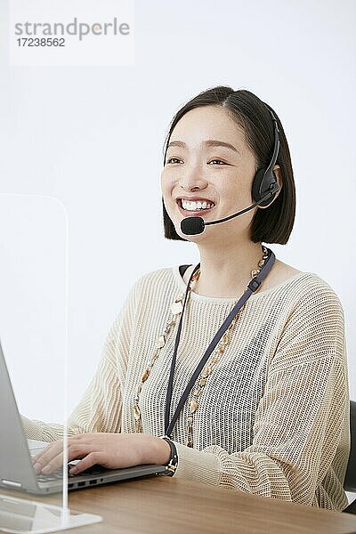 Japanerin bei der Arbeit im Büro