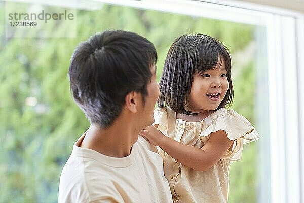 Japanische Familie zu Hause