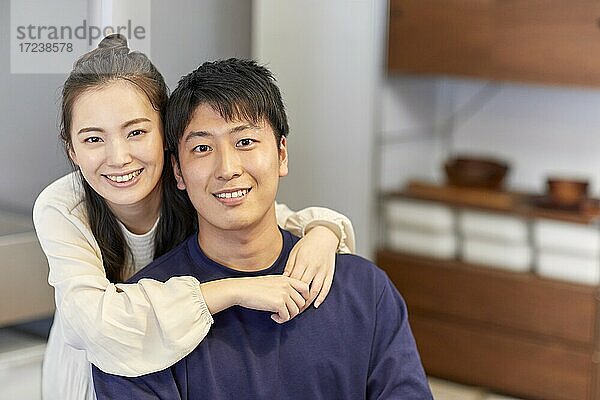 Junges japanisches Paar zu Hause