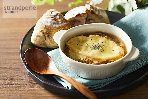 Zwiebelgratin-Suppe