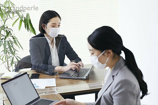 Japanische Geschäftsleute bei der Arbeit im Büro