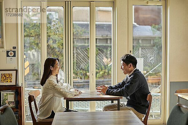 Junges japanisches Paar in einem Cafe
